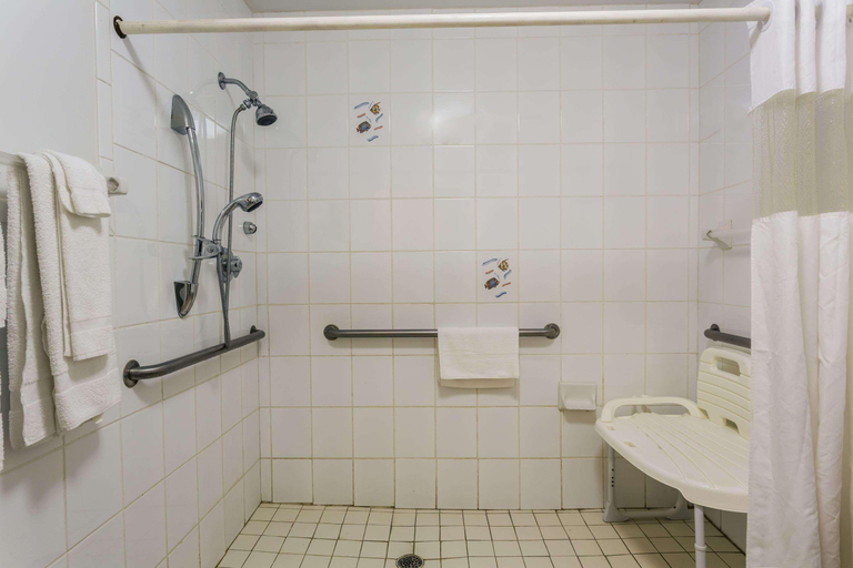 Bathroom 4, Travelodge Suites by Wyndham Lake Okeechobee, Okeechobee