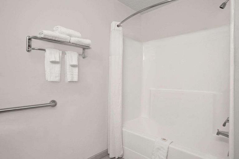 Bathroom 4, Days Inn by Wyndham Greensboro NC, Guilford