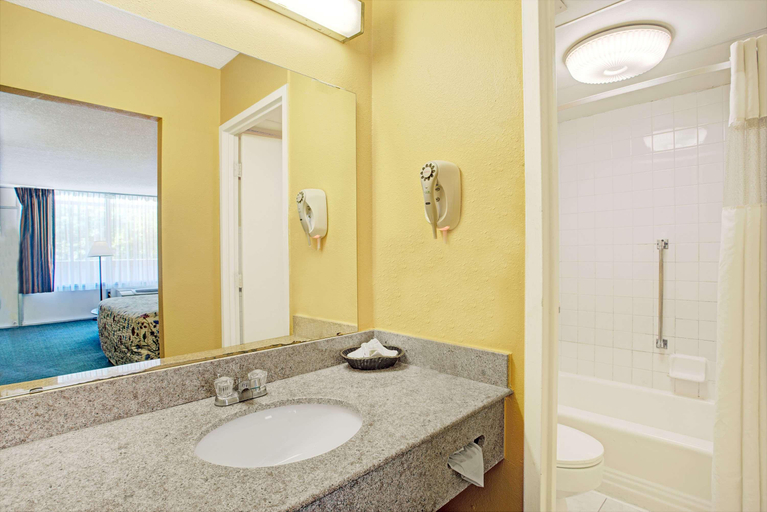 Bathroom 4, Days Inn by Wyndham Alexandria South, Fairfax