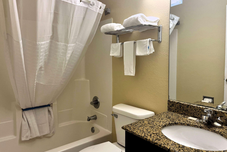 Bathroom 4, Super 8 by Wyndham Indianapolis/NE/Castleton Area, Indianapolis