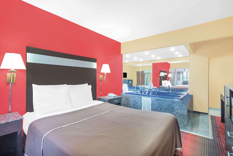 Bedroom 3, Howard Johnson by Wyndham North Bergen, North Bergen