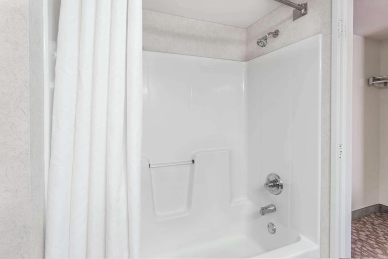 Bathroom 4, Wingate by Wyndham - Joliet, Will
