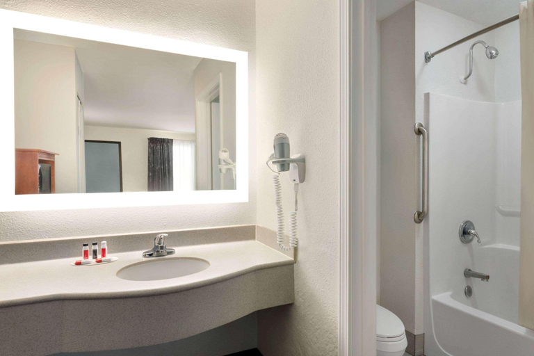 Bathroom 4, Howard Johnson Chattanooga Lookout Mountain, Hamilton