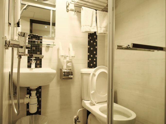 Bathroom 5, California Garden 1, Kowloon