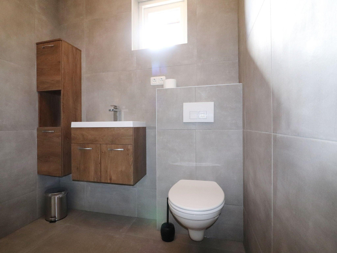 Bathroom 3, Tiny House in Anjum by Scenic Lake, Dongeradeel