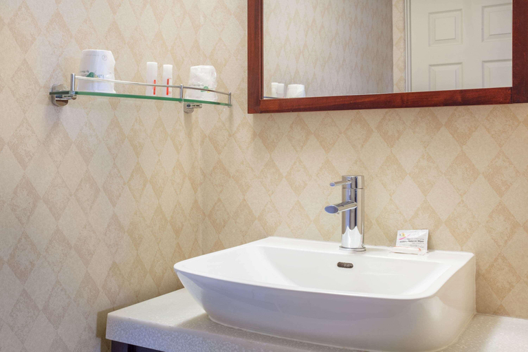 Bathroom 3, Howard Johnson by Wyndham Kingston, Frontenac