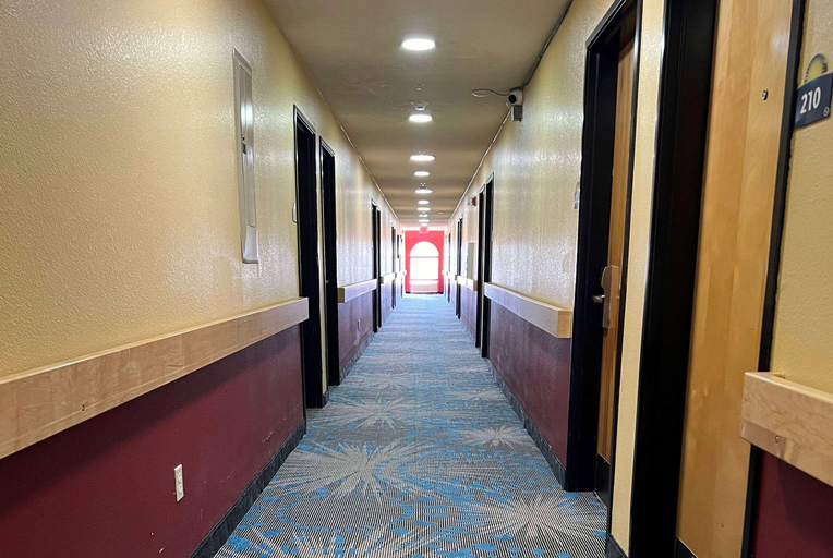 Exterior & Views 2, Days Inn & Suites by Wyndham Hutchinson, Reno