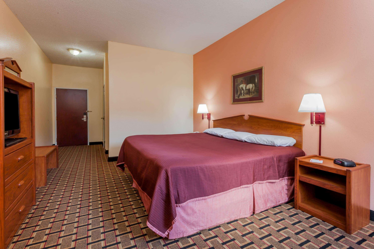 Bedroom 5, Howard Johnson by Wyndham Airport, Jefferson