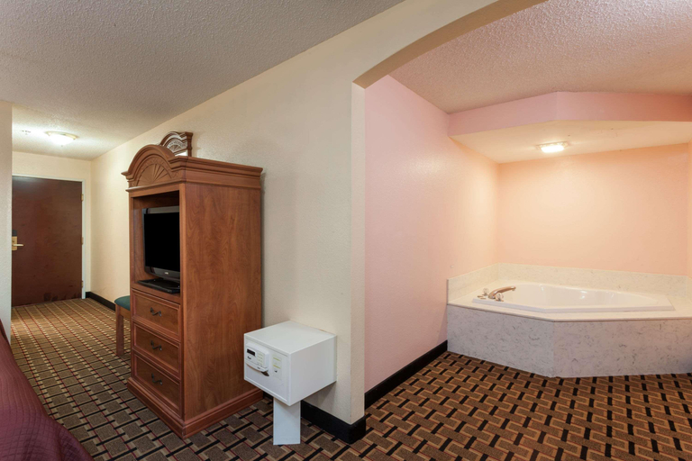 Bedroom 3, Howard Johnson by Wyndham Airport, Jefferson