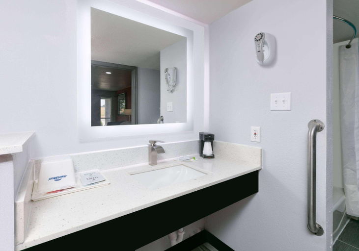Bathroom 4, Howard Johnson By Wyndham San Marcos, Hays