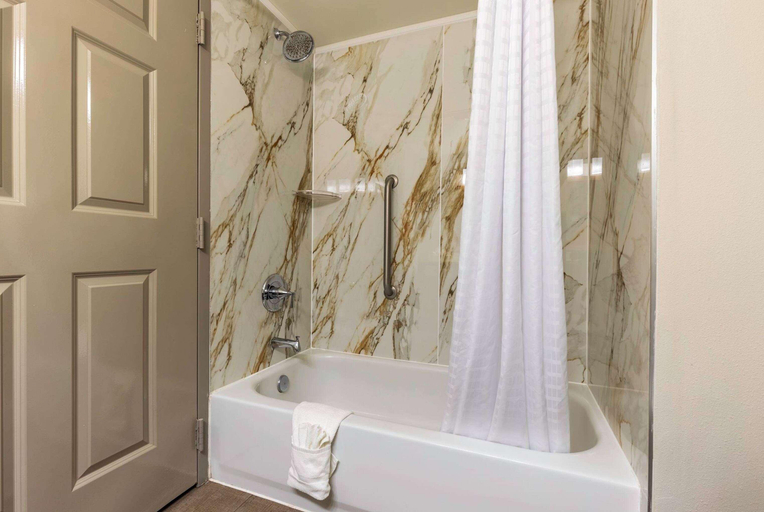 Bathroom 4, Wingate by Wyndham Lafayette Airport, Lafayette