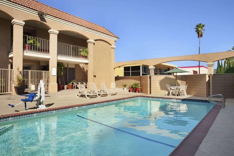 Sport & Beauty 5, Howard Johnson by Wyndham Buena Park, Orange