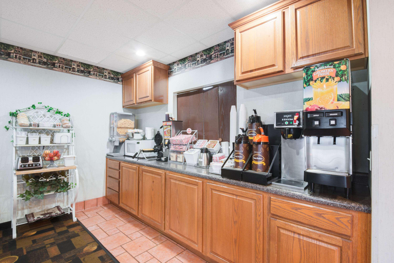 Food & Drinks 5, Super 8 by Wyndham Monett, Barry