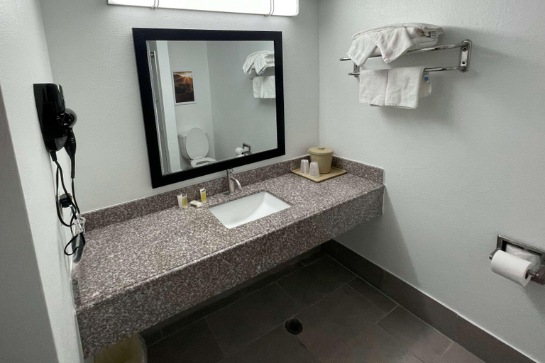 Bathroom 5, Days Inn by Wyndham Shawnee, Pottawatomie