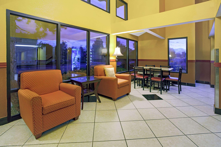 Public Area 2, Super 8 by Wyndham Denver Stapleton, Denver