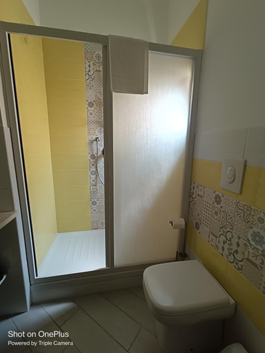 Bathroom 3, Pansini Ruggiero's Apartments, Napoli
