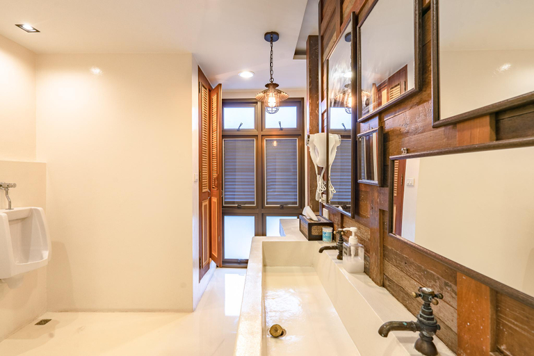 Bathroom 13