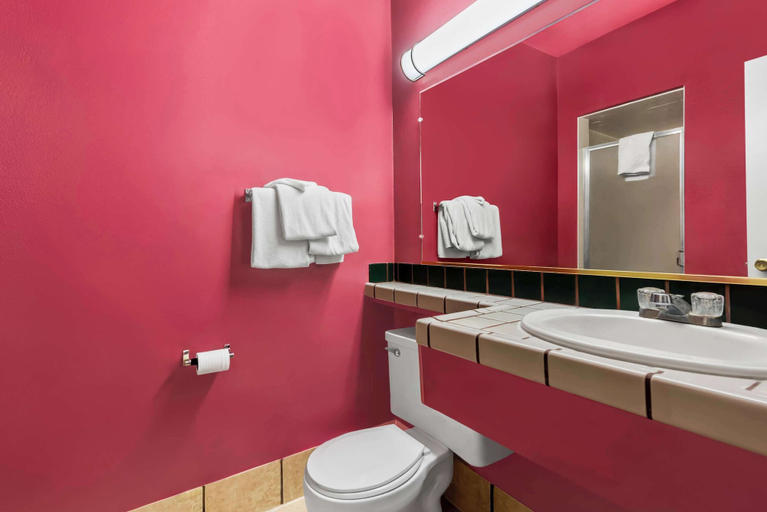 Bathroom 4, Econo Lodge Fallon Naval Air Station Area, Churchill