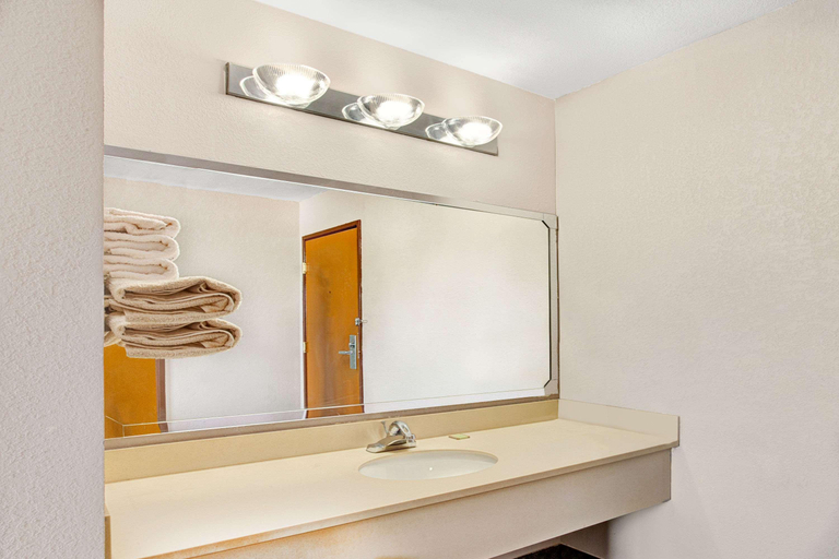 Bathroom 4, Super 8 by Wyndham West Memphis, Crittenden