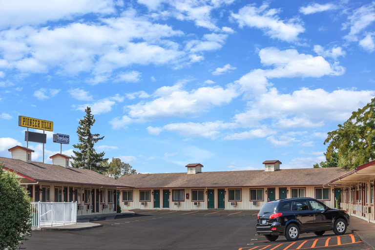 Exterior & Views