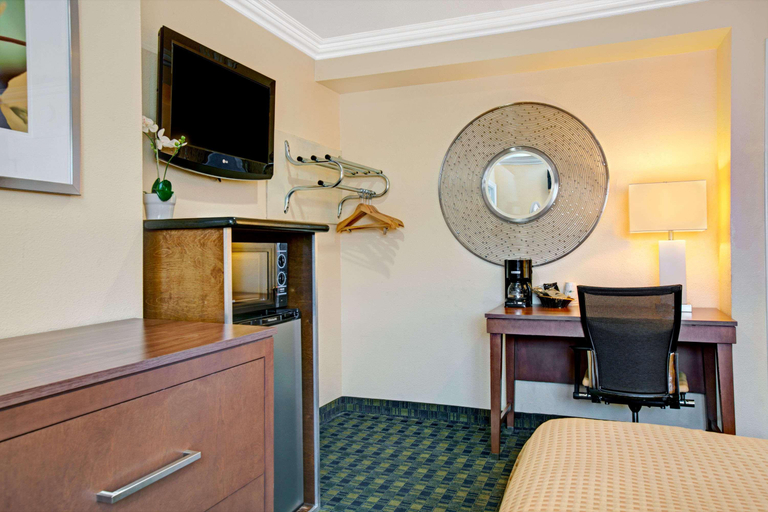 Bedroom 5, Days Inn by Wyndham San Francisco - Lombard, San Francisco
