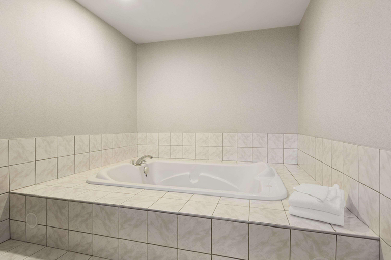 Bathroom 4, SureStay by Best Western Brockville, Leeds and Grenville