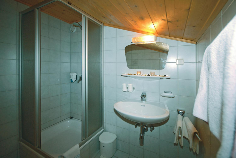 Bathroom 3, Fruhstucks- & Apartmenthaus Maislau, Zell am See