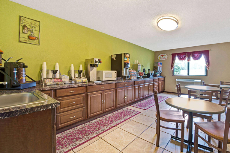Food & Drinks, Super 8 by Wyndham Mentor/Cleveland Area, Lake