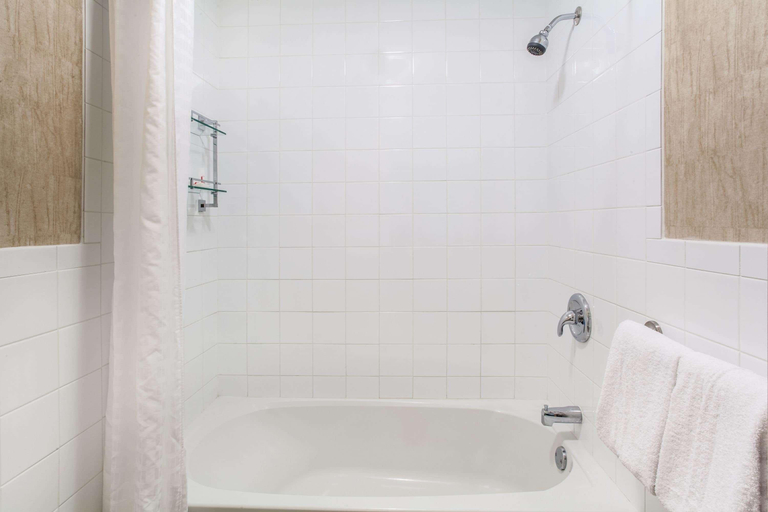 Bathroom 3, Howard Johnson by Wyndham Kingston, Frontenac