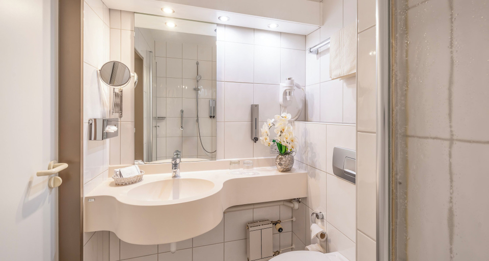 Bathroom 5, Sure Hotel by Best Western Hilden-Duesseldorf, Mettmann