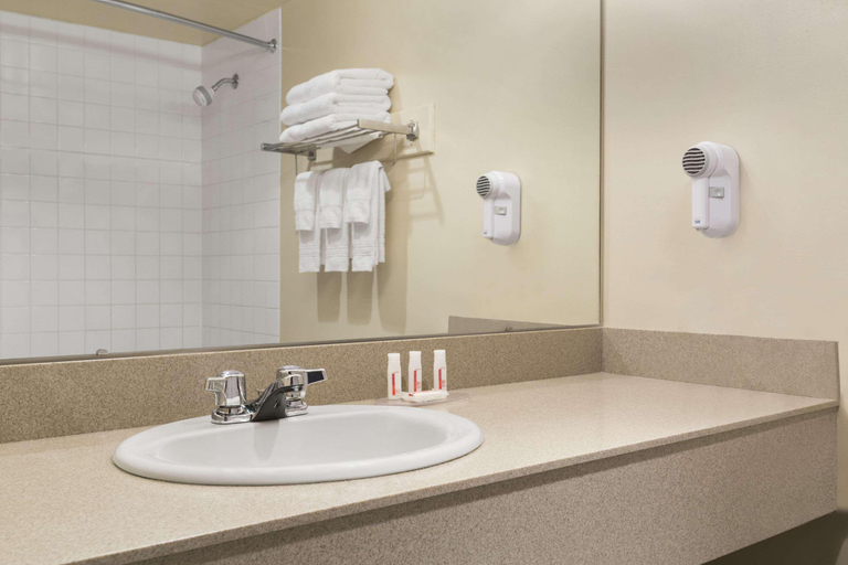 Bathroom 4, Days Inn by Wyndham Stephenville, Division No. 4