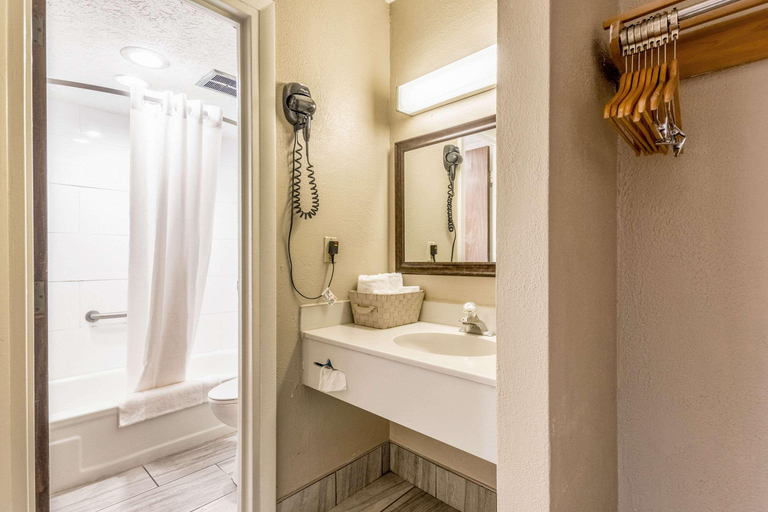 Bathroom 4, Econo Lodge Berea, Madison