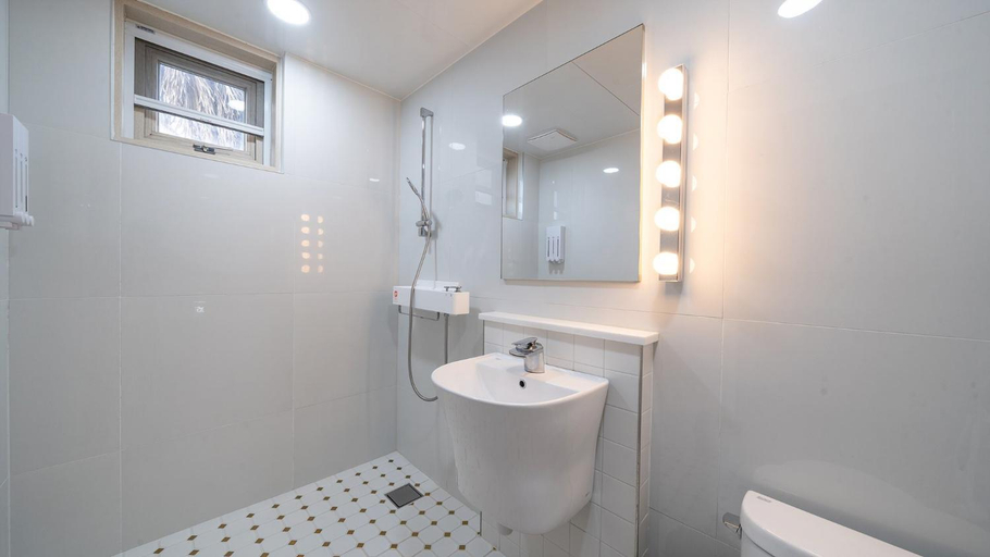 Bathroom 13