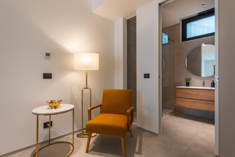 Others 4, Borgo Belvedere, Bari