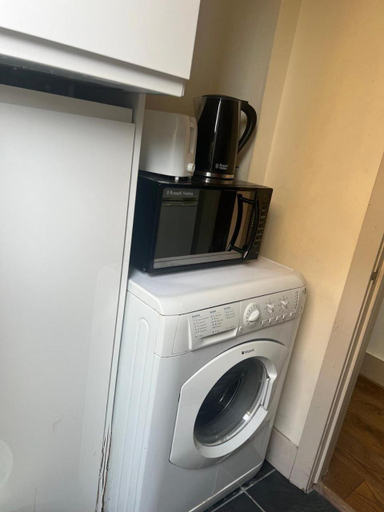 Others 4, Self contain studio with room, double bed, kitchen, London