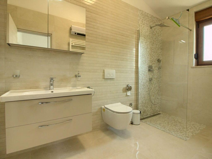 Bathroom 4, Villa Markulin Comfortable holiday residence, Ližnjan