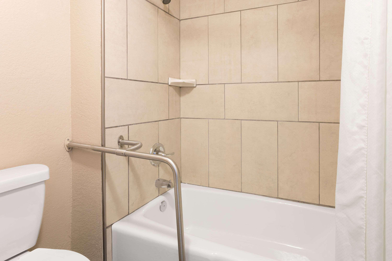 Bathroom 3, ASHEVILLE AIRPORT INN, Henderson