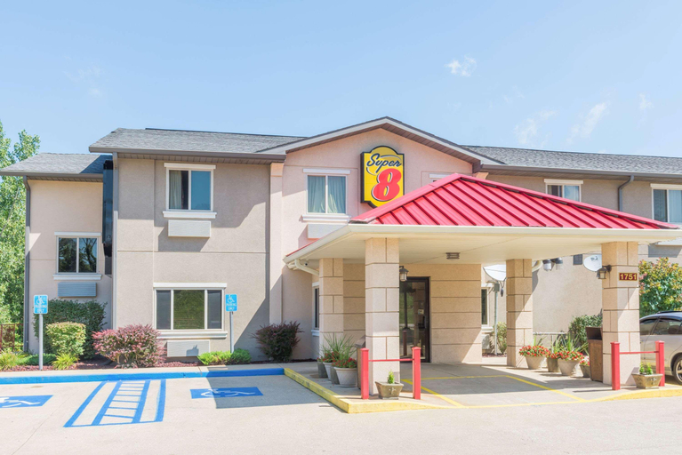 Exterior & Views 2, Super 8 by Wyndham Bloomington University Area, Monroe