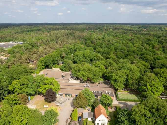 Others 5, Forest Bungalow w Pool, Putten