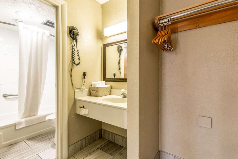 Bathroom 4, Econo Lodge Berea, Madison
