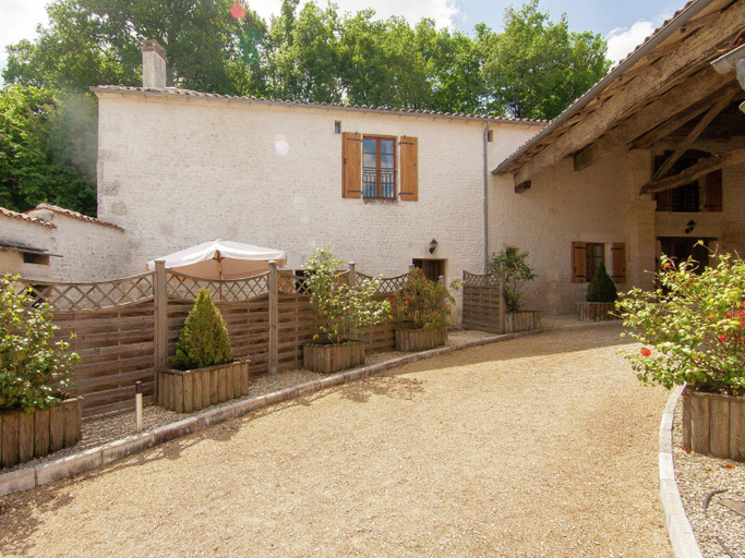Others 2, Luxury apartment with terrace, Charente