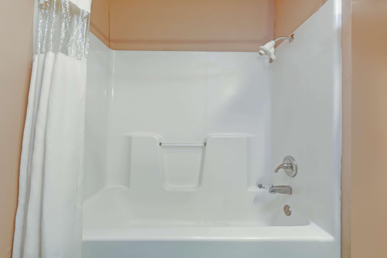 Bathroom 4, Days Inn By Wyndham Granbury, Hood
