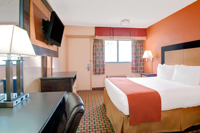 Bedroom 3, Days Inn by Wyndham Independence, Kansas City