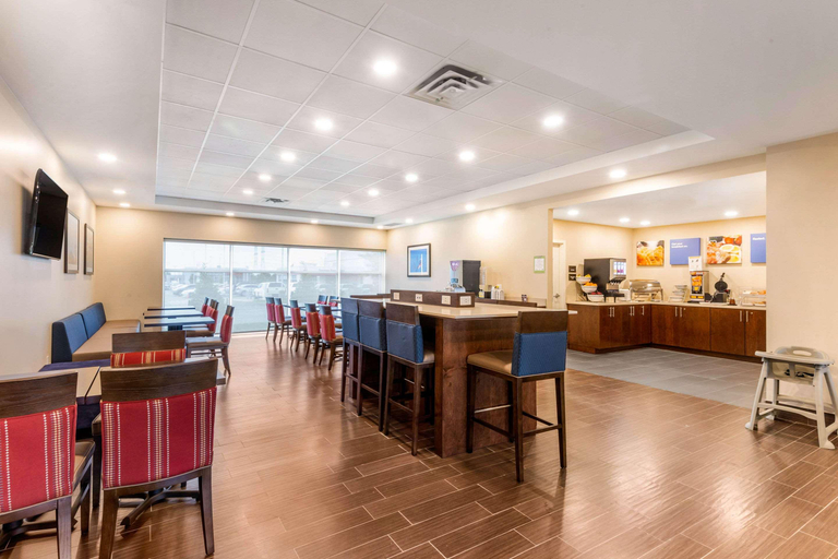 Food & Drinks 5, Comfort Inn & Suites Bowmanville, Durham