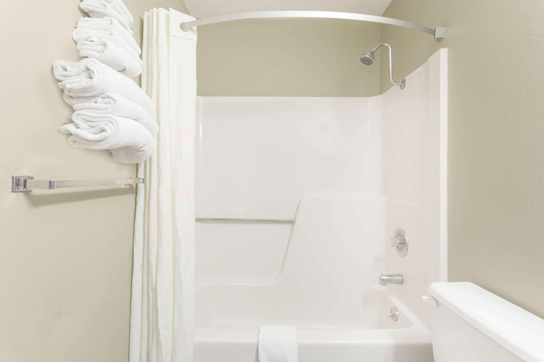 Bathroom 4, Super 8 by Wyndham Lexington, Dawson