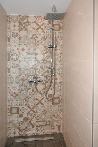 Bathroom 3, Elida Inn Near ATH Airport, Attica
