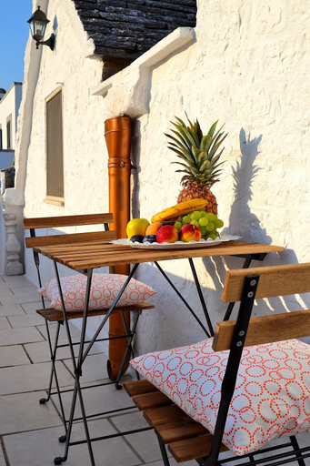Others 3, Converse fra i trulli, Bari