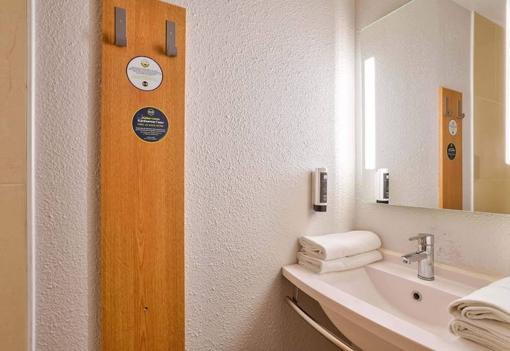 Bathroom 3, B&B HOTEL Saint-Witz, Val-d'Oise