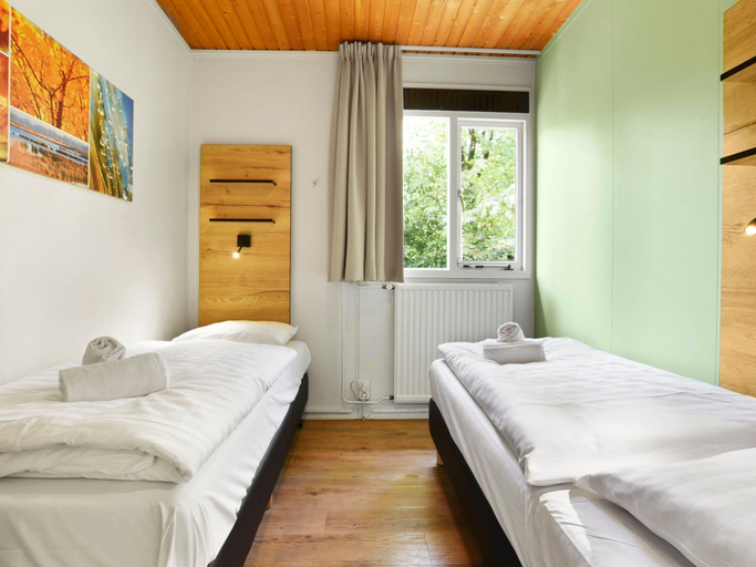 Others 4, Forest Bungalow w Pool, Putten