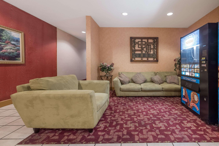 Public Area, Super 8 by Wyndham Fort Worth Downtown South, Fort Worth
